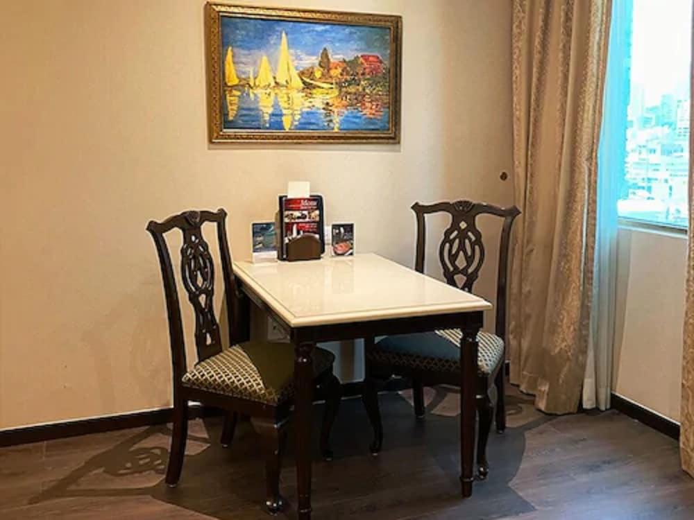 Safi Royal Luxury Valle San Pedro Garza Garcia Zewnętrze zdjęcie A table and two chairs