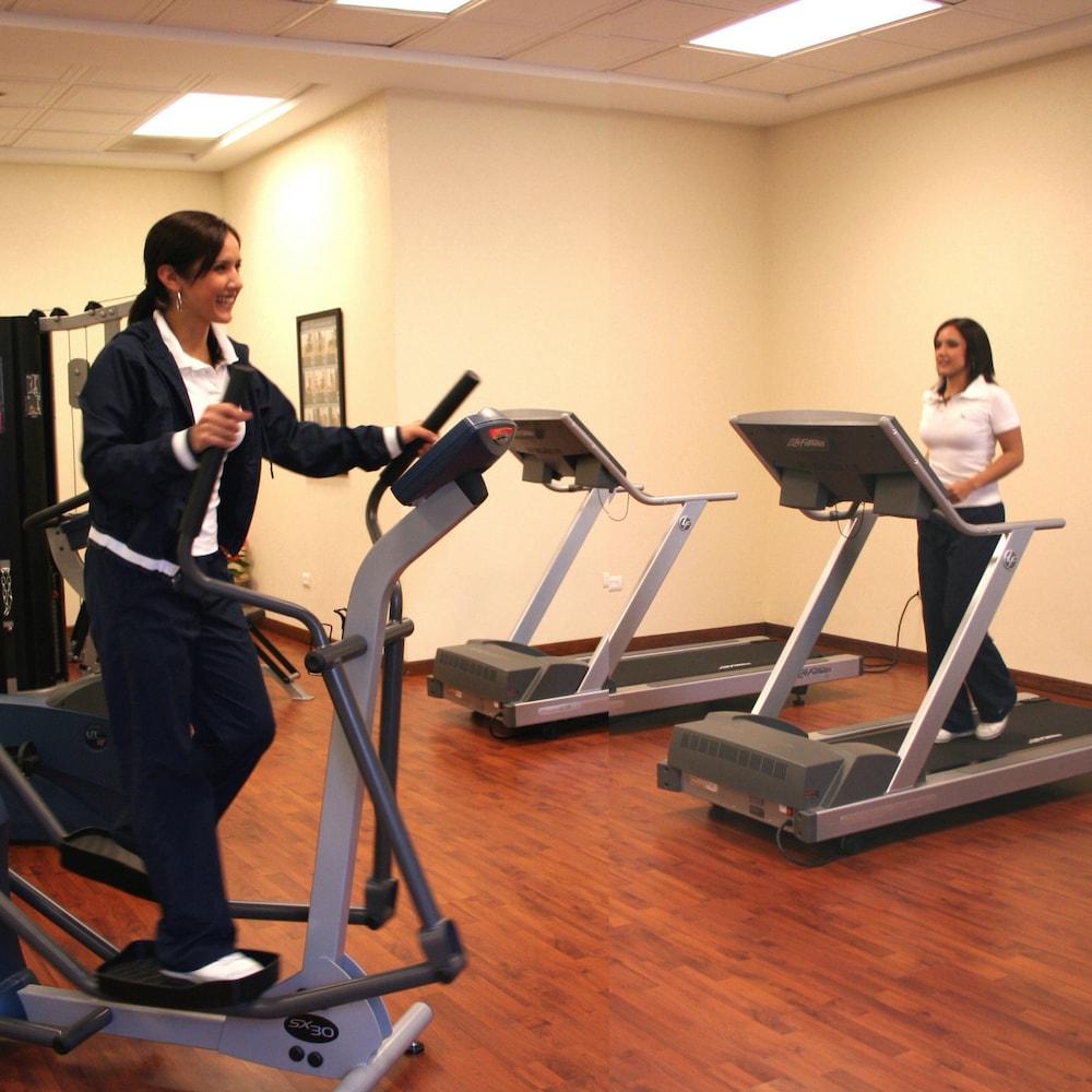 Safi Royal Luxury Valle San Pedro Garza Garcia Zewnętrze zdjęcie Two women on treadmills