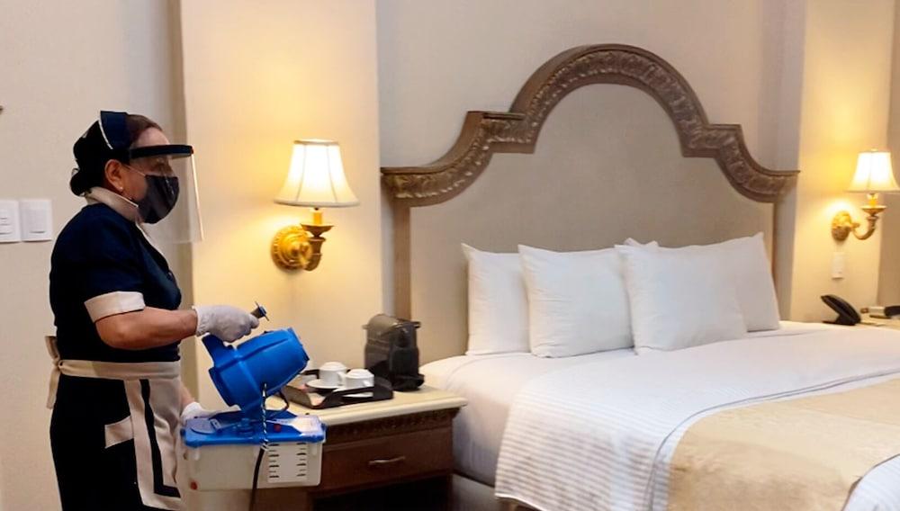 Safi Royal Luxury Valle San Pedro Garza Garcia Zewnętrze zdjęcie A hotel employee cleans a guest room at the Hilton San Francisco Airport.