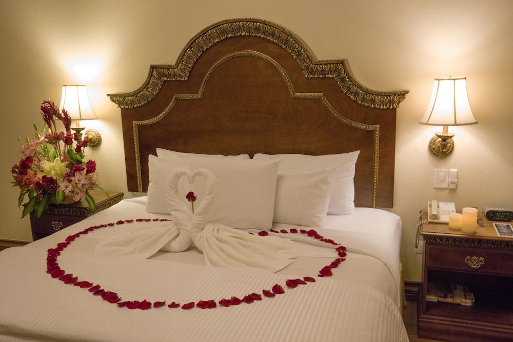 Safi Royal Luxury Valle San Pedro Garza Garcia Zewnętrze zdjęcie A bed with a towel swan